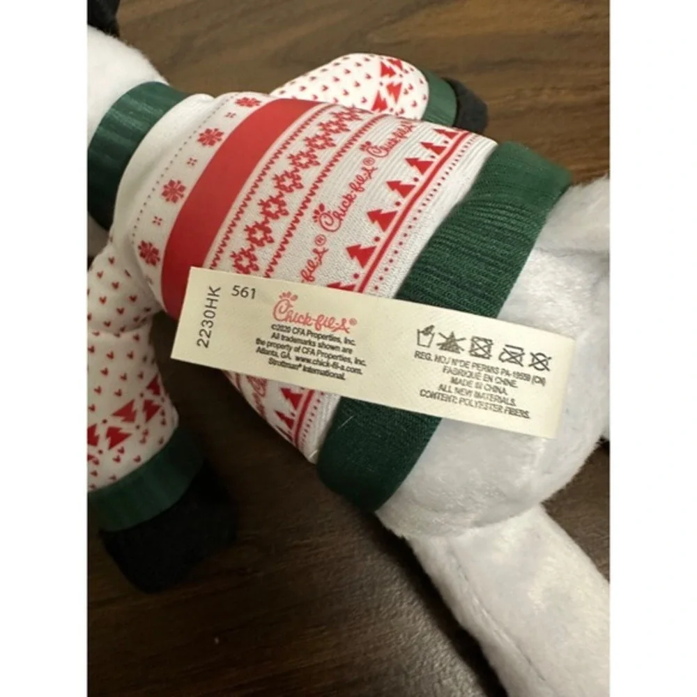 Chick-fil-A Plush Cow Stuffed Animal Toy Eat Mor‎ Chikin Holiday Sweater 9